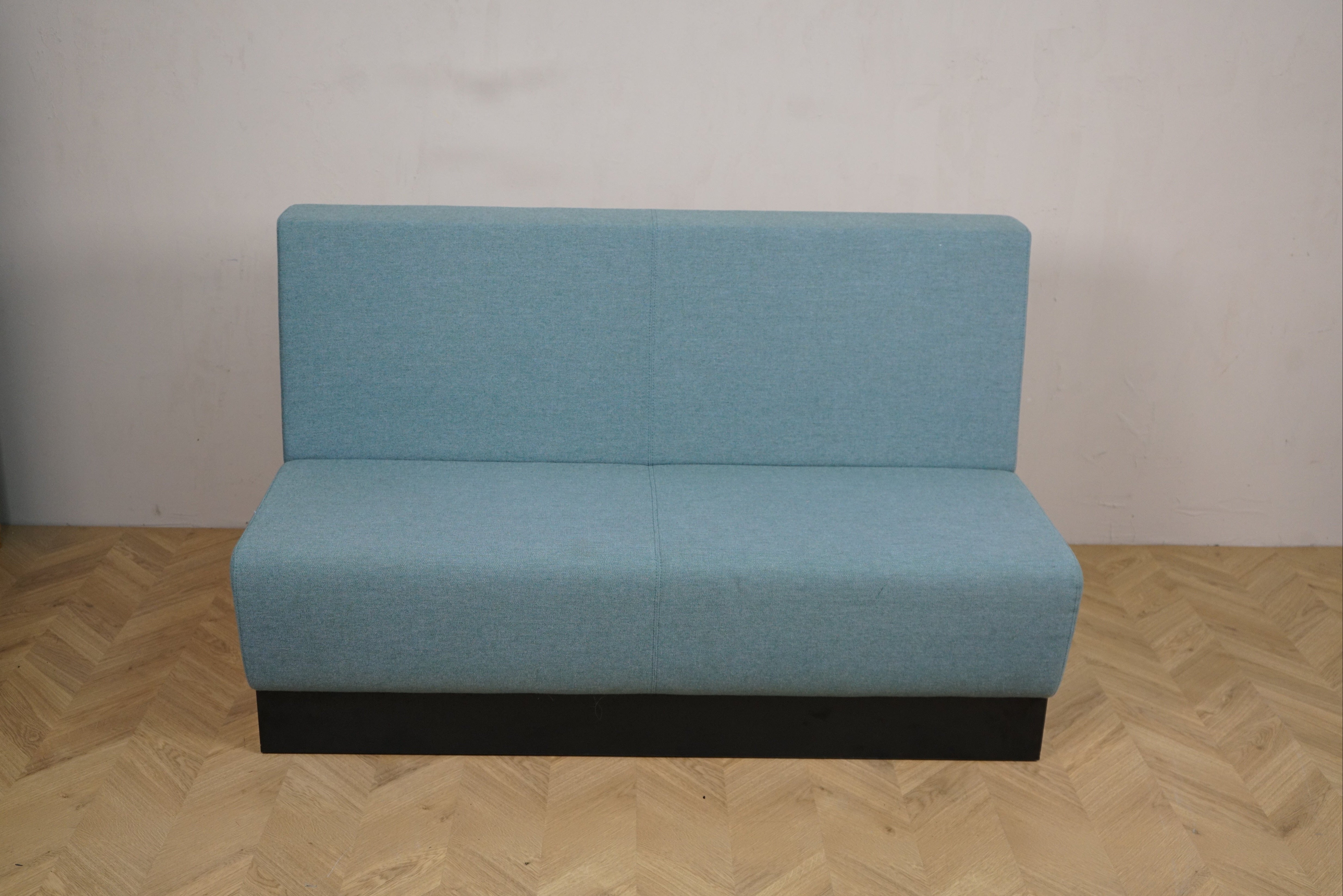 Rumas lounge 150x70 cm med lys polstret sæde og ryg set forfra.